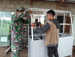 Anggota Satgas TMMD Ke-111 Kodim 1207/Pontianak Jalin Silahturahmi Dengan Pengrajin Etalase di Desa Kuala Mandor B   