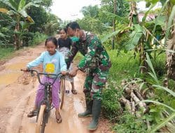 Anggota Satgas TMMD Ke-111 Jalin Kedekatan Dengan Anak-Anak   