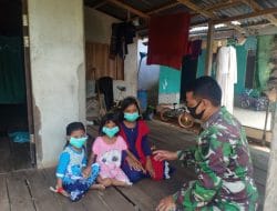 Peduli Kesehatan, Personil Satgas TMMD Ke-111 Kodim 1207/Pontianak Edukasi Ajari Anak-Anak Pakai Masker   