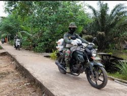 Gerobak dan Motor Jadi Ciri Khas Alat Angkut Material Satgas TMMD Ke-111 Kodim 1207/Pontianak   