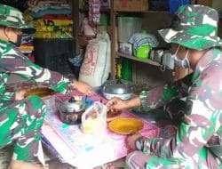 Anggota Satgas TMMD Ke-111 Makan Bersama Warga   