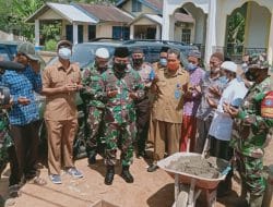 Dandim 1207/Pontianak Pimpin Peletakan Batu Pertama Dalam Rangka Dimulainya Kegiatan TMMD Ke-111 TA. 2021