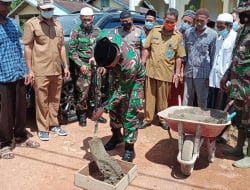 Dandim 1207/Pontianak Melakukan Peletakan Batu Pertama TMMD Ke-111 di Desa Kuala Mandor B   