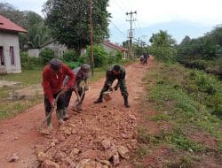 Penimbunan Jalan Untuk Rambat Beton TMMD Ke -111 TA. 2021 Kodim 1207/Pontianak