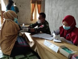 Tim Kesehatan Satgas TMMD Ke-111 Kodim 1207/Pontianak Berikan Pelayanan Posyandu Lansia