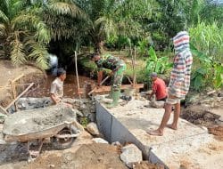 Personel Satgas TMMD Ke-111 Kodim 1207/Pontianak Perbaiki Jembatan Penghubung Yang Rusak Bersama Warga