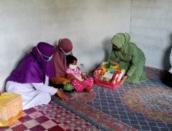 Kegiatan Non Fisik TMMD Ke-111, Persit Kodim 1207/Pontianak Salurkan Paket Susu Balita