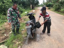 Setelah Melewati Jalan Yang Berlumpur, Warga Mencuci Motornya di Lokasi TMMD Ke-111 Kodim 1207/Pontianak