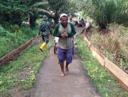 Semangat Tarikan Gerobak Pak Adi Sukseskan TMMD Ke-111 Kodim 1207/Pontianak