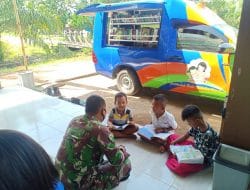 Satgas TMMD Sosialisasikan Perpustakaan Keliling Untuk Meningkatkan Kecerdasan Masyarakat di Lokasi TMMD Ke-111 Kodim 1207/Pontianak