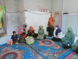 Ketua Persit Kartika Candra Kirana Berserta Ibu Perwira Cabang LI Kodim 1207/Pontianak Membantu Pelayanan Kesehatan di Lokasi TMMD Ke-111 Desa Kuala Mandor B