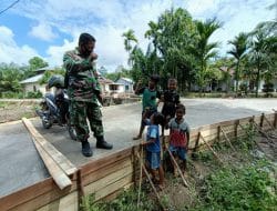 Tanamkan Wawasan Kebangsaan dan Rasa Cinta Tanah Air Kepada Anak-Anak di Lokasi TMMD Ke-111 Kodim 1207/Pontianak