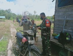 Babinsa Koramil 1207-06/Sungai Ambawang Membagikan Masker di Lokasi TMMD Ke-111 Dusun Maju Jaya