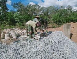Sertu Penu Koramil 1207-05/Sungai Raya Ikut TMMD Ke-111 di Desa Kuala Mandor B