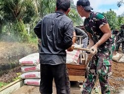 Satgas TMMD Ke-111 Kodim 1207/Pontianak Bersama Masyarakat Membaur Dalam Perbaikan Jalan