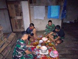 Potret Sederhana Anggota Satgas TMMD Ke-111 Kodim 1207/Pontianak Saat Makan Malam di Rumah Orang Tua Asuh
