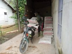 Satgas TMMD Ke-111 Kodim 1207/Pontianak Gunakan Motor Dinas Untuk Kirim Material Ke Lokasi Sasaran