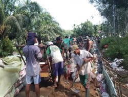 Antusias Warga Gotong Royong Bersama Satgas TMMD Ke-111 Kodim 1207/Pontianak Kerjakan Jalan Sepanjang 1100 Meter