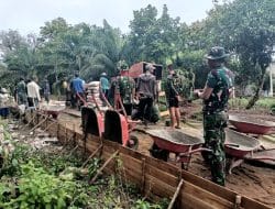 Warga Desa Kuala Mandor B Serbu Lokasi TMMD Ke-111 Kodim 1207/Pontianak