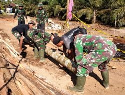 Sertu Suryandi Memimpin Personil Satgas TMMD ke 111 Dalam Membuat Jembatan Darurat
