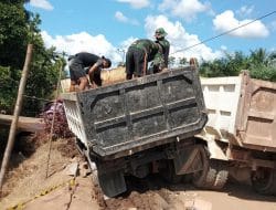 Ban Amblas, Satgas TMMD Kodim 1207 Bantu Dump Truk Pengangkut Material