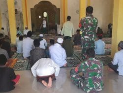 Satgas TMMD Ke-111,Kodim 1207/Pontianak Sholat Dzuhur Bersama Rakyat