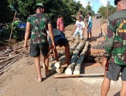 Pembangunan Jembatan Darurat Oleh Satgas TMMD Kodim 1207/Pontianak Di Desa Sungai Tempayan