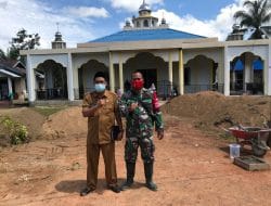 Anggota Satgas TMMD Kodim 1207/Pontianak Sosialisasikan Bahaya Covid dan Disiplin Prokes 3m Ke Warga Desa Kuwala Mandor B