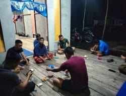 Mengisi Waktu Luang Jelang Istirahat Malam, Anggot Satgas TMMD Ke-111 Kodim 1297/Pontianak Laksanakan Komsos Dengan Warga
