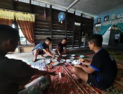 Keakraban Satgas TMMD Ke-111 Kodim 1207/Pontianak dan Warga Saat Makan Bersama