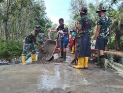 Cuaca Panas Tak Menyurutkan Semangat Anggota Satgas TMMD Ke-111 Kodim 1207/Pontianak   