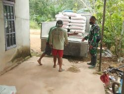 Personil Satgas TMMD Ke-111 Kodim 1207/Pontianak Awasi Pendistribusian Semen
