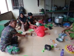Penuh Canda, Anggota Satgas TMMD Ke-111 Kodim 1207/Pontianak Bantu Ibu-Ibu Siapkan Kue