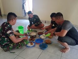 Anggota Satgas TMMD Ke-111 Kodim 1207/Pontianak Makan Siang Bersama Warga