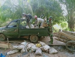 Mobil Pick Up Sarana Angkut Material di Lokasi TMMD Ke-111 Kodim 1207/Pontianak
