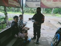Anggota Koramil 1207-06/Sungai Ambawang Membagikan Masker di Lokasi TMMD Ke-111 di Desa Kuala Mandor B