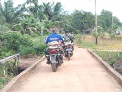 Kuda Besi Babinsa Angkut Material TMMD