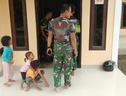 Keakraban Saat Tim Kesehatan TMMD Ke-111 Tiba di Rumah Warga Yang Akan Ditinggali