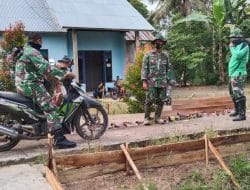 Danramil 1207-06/Sungai Ambawang Menjalankan Tugas Dalam Program TMMD Ke-111 TA. 2021 Kodim 1207/Pontianak
