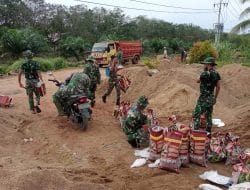 Satgas TMMD Masukkan Pasir Kedalam Karung