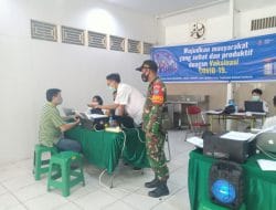 Tangkal Covid-19, Anggota Satgas TMMD Ke-111 TA. 2021 Kodim 1207/Pontianak Pantau Vaksinasi Lansia