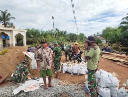 Hari Kedua, Satgas TMMD Ke-111 Bersama Masyarakat Kebut Pengecoran dan Angkut Material