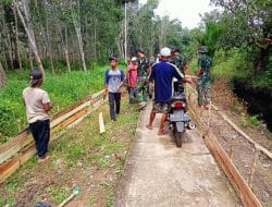Lancarkan Mobilitas Masyarakat, Satgas TMMD Ke-111 Kodim 1207/Pontianak Gotong Royong Bersama Masyarakat