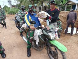 Kondisi Jalan Yang Sempit, Anggota Satgas TMMD Ke-111 TA. 2021 Kodim 1207/Pontianak Langsir Bahan Material Menggunakan Sepeda Motor