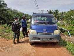 Babinsa Sungai Ambawang Sertu Asiani Lakukan Pendataan dan Pengawasan Material Yang Datang