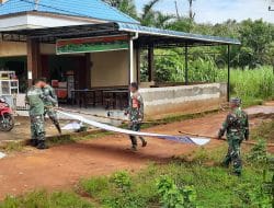 Sertu Tugimin Babinsa Koramil 1207-06/Sungai Ambawang Pasang Spanduk Selamat Datang TMMD Ke-111 TA. 2021 Kodim 1207/Pontianak