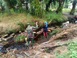 Satgas TMMD Ke-111 Membantu Warga Setempat Ditengah-Tengah Kesibukannya