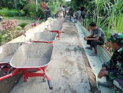 Hilir Mudik Anggota TMMD Ke-111 Kodim 1207/Pontianak dan Masyarakat Membawa Adukan Semen