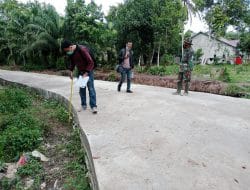 Lepas Kepenatan, Satgas TMMD Ke-111 Kodim 1207/Pontianak Temani Anak-Anak Desa Kuala Mandor B Bermain Bola