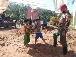 Sapaan Dipagi Hari Anggota Satgas TMMD Ke-111 Kodim 1207/Pontianak Kepada Anak Kampung Kuala Mandor B